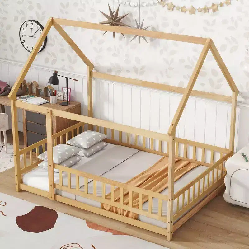 Lit double et lit au sol Whisen, structure en bois avec clôture pour des espaces de sommeil sûrs et imaginatifs pour les enfants