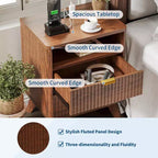 Table de chevet cannelée moderne, Table de nuit en bois avec ports USB et prises, 2 tiroirs et étagère ouverte, Table d'appoint décorative