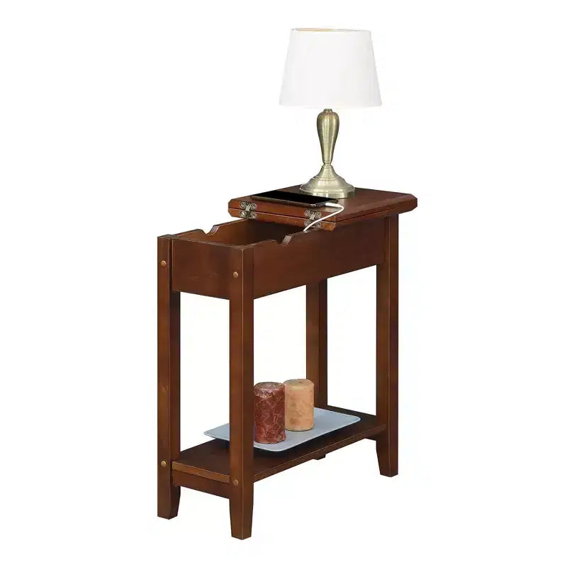 Table d'appoint relevable HomeStock Belmont avec rangement et station de chargement, dotée de ports USB, de prises de courant et d'un design compact et peu encombrant