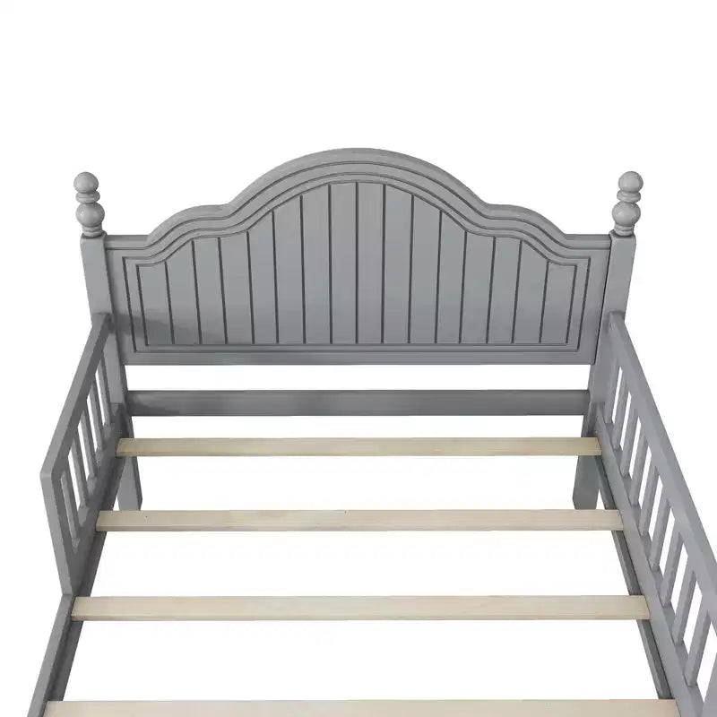 Lit plateforme contemporain GDFStudio Theodore pour enfants avec tête et pied de lit et barrières de sécurité
