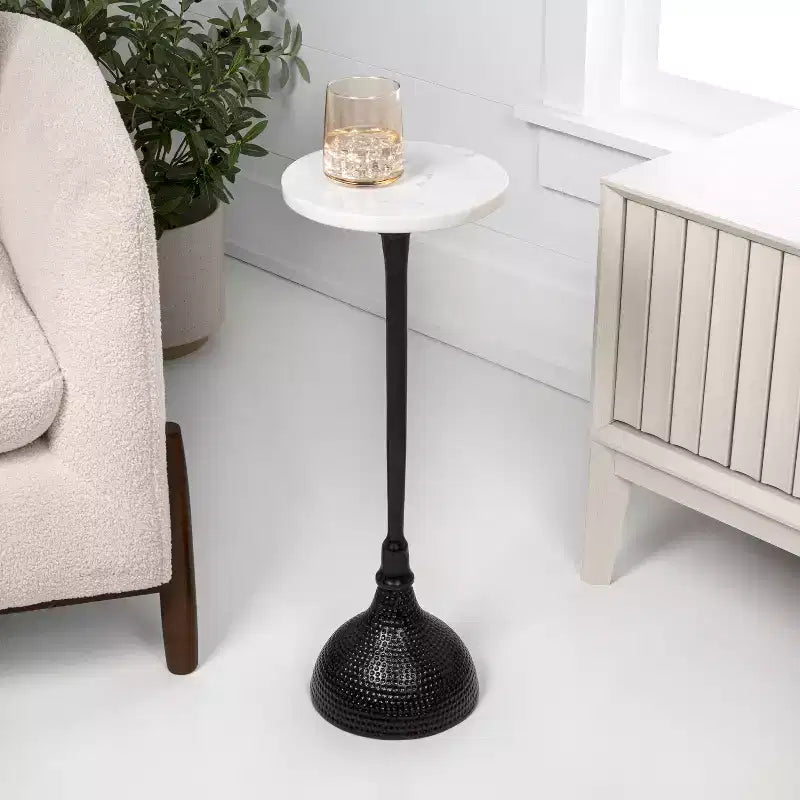 JONATHAN Y Ava 23.75 Table d'appoint contemporaine Art déco en métal avec plateau rond en marbre blanc et base martelée