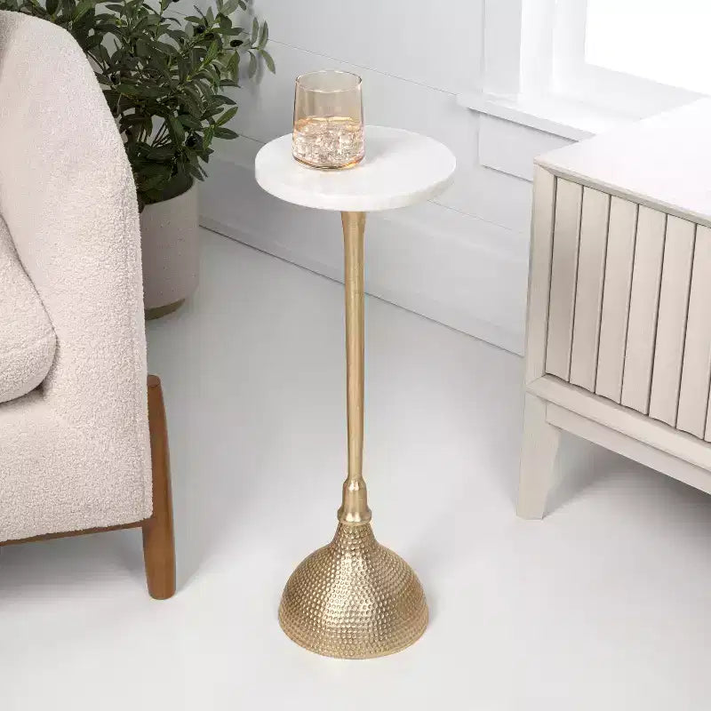 JONATHAN Y Ava 23.75 Table d'appoint contemporaine Art déco en métal avec plateau rond en marbre blanc et base martelée