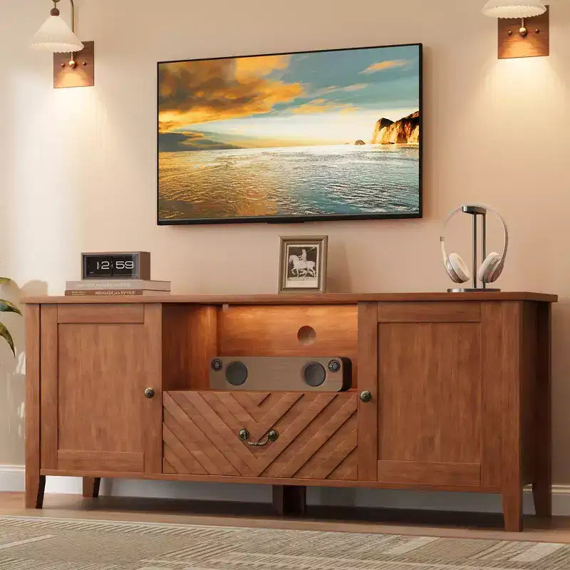 Meuble TV rétro en V avec éclairage LED, adapté aux salons, chambres et centres de divertissement. Comprend deux portes de rangement et un tiroir.
