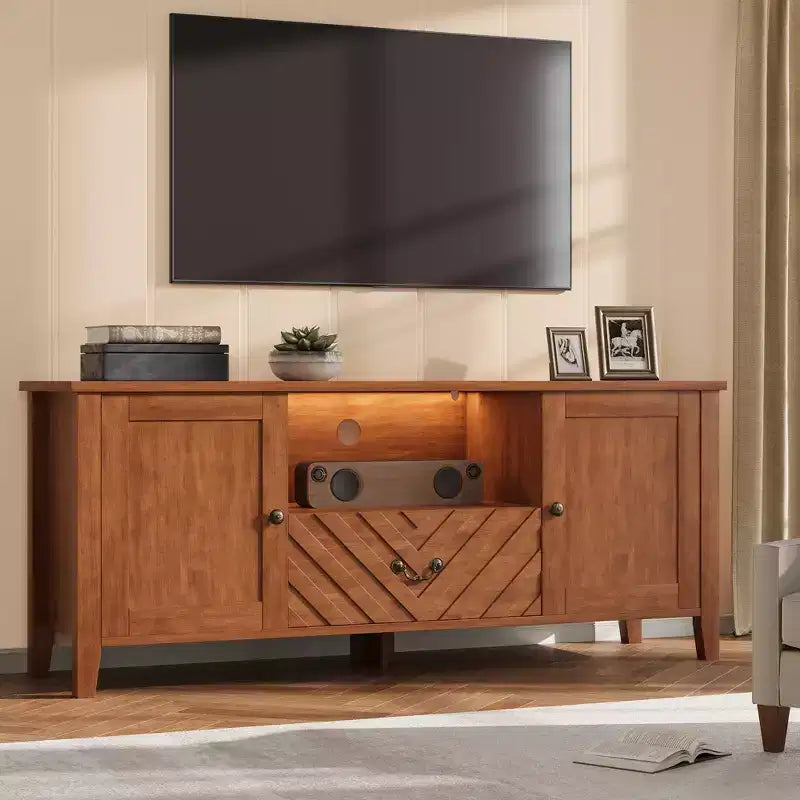 Meuble TV rétro en V avec éclairage LED, adapté aux salons, chambres et centres de divertissement. Comprend deux portes de rangement et un tiroir.