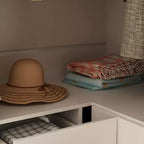 Famapy Armoire d'angle moderne avec deux tringles de suspension et tiroirs, construction robuste, solution de rangement peu encombrante pour chambre à coucher et au-delà
