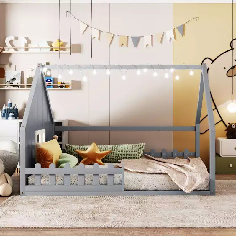 Cadre de lit double Okak avec tête de lit de rangement, lit plateforme double en bois massif avec fenêtre et clôture pour chambre à coucher, gris