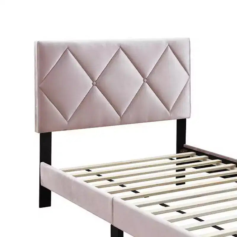 Lit jumeau Royal Hampton, revêtement en velours rose clair capitonné, surpiqûres en losange
