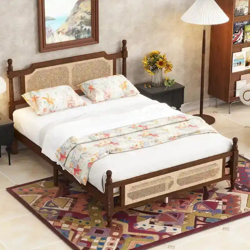 Lit queen-size avec tête de lit en rotin et rangement sous le lit