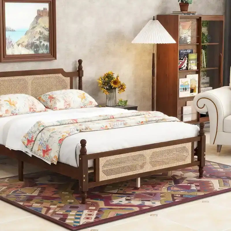 Lit queen-size avec tête de lit en rotin et rangement sous le lit