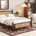 Lit queen-size avec tête de lit en rotin et rangement sous le lit