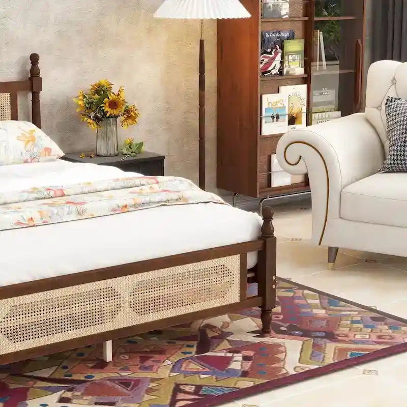 Lit queen-size avec tête de lit en rotin et rangement sous le lit