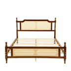 Lit queen-size avec tête de lit en rotin et rangement sous le lit