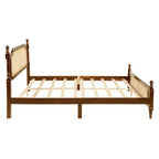 Lit queen-size avec tête de lit en rotin et rangement sous le lit