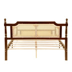 Lit queen-size avec tête de lit en rotin et rangement sous le lit