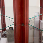 Vitrine d'angle lumineuse avec portes et étagères en verre trempé – Élégante vitrine cerisier avec ampoule