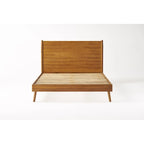 Lit plateforme de style moderne en bois d'acacia naturel, format King Size, avec pieds emblématiques évasés pour chambre à coucher