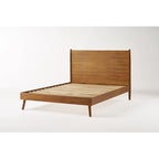 Lit plateforme de style moderne en bois d'acacia naturel, format King Size, avec pieds emblématiques évasés pour chambre à coucher