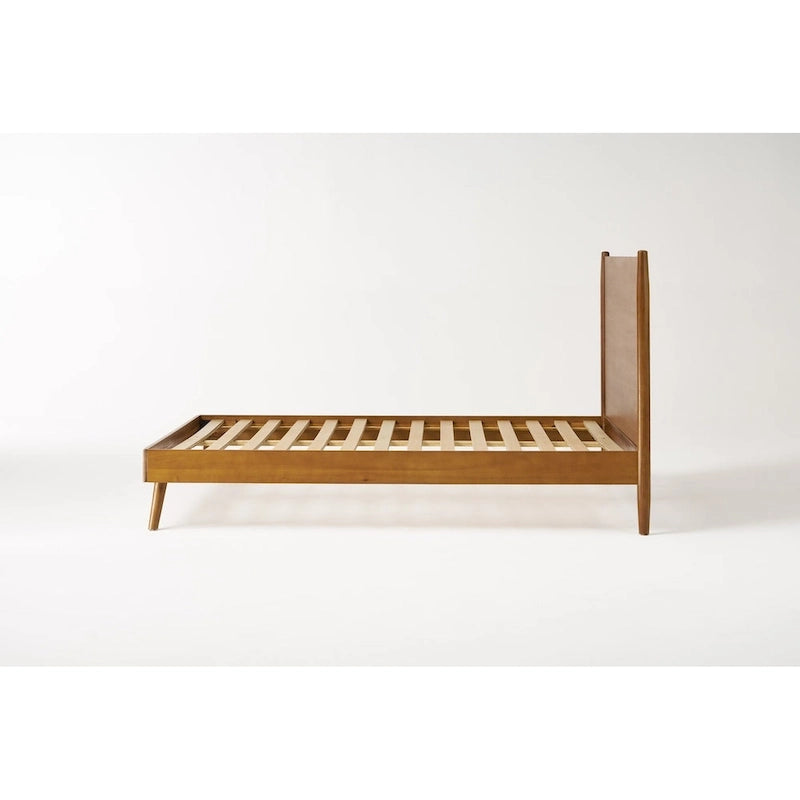 Lit plateforme de style moderne en bois d'acacia naturel, format King Size, avec pieds emblématiques évasés pour chambre à coucher