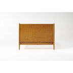 Lit plateforme de style moderne en bois d'acacia naturel, format King Size, avec pieds emblématiques évasés pour chambre à coucher