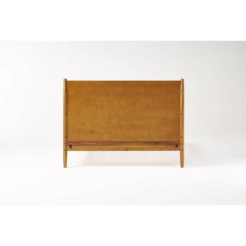Lit plateforme de style moderne en bois d'acacia naturel, format King Size, avec pieds emblématiques évasés pour chambre à coucher