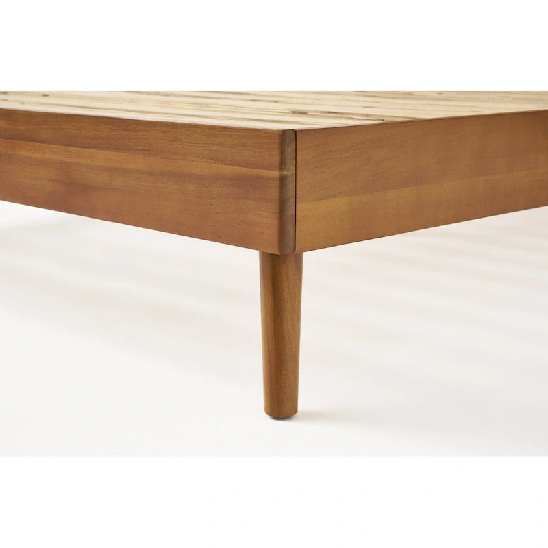 Lit plateforme de style moderne en bois d'acacia naturel, format King Size, avec pieds emblématiques évasés pour chambre à coucher