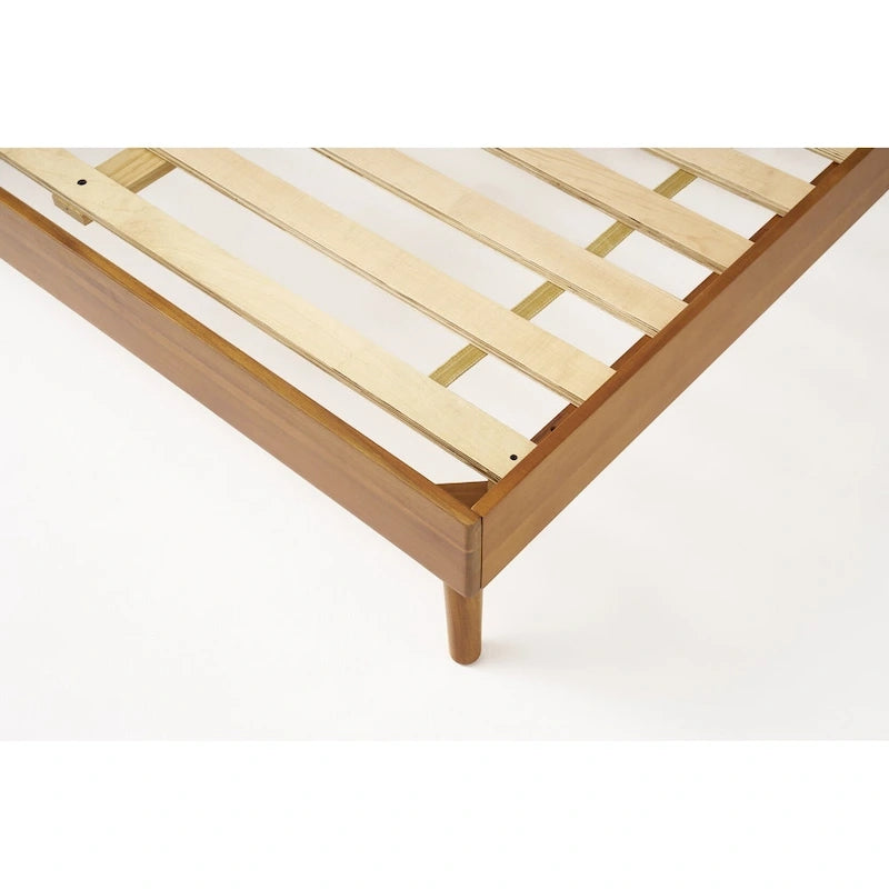 Lit plateforme de style moderne en bois d'acacia naturel, format King Size, avec pieds emblématiques évasés pour chambre à coucher