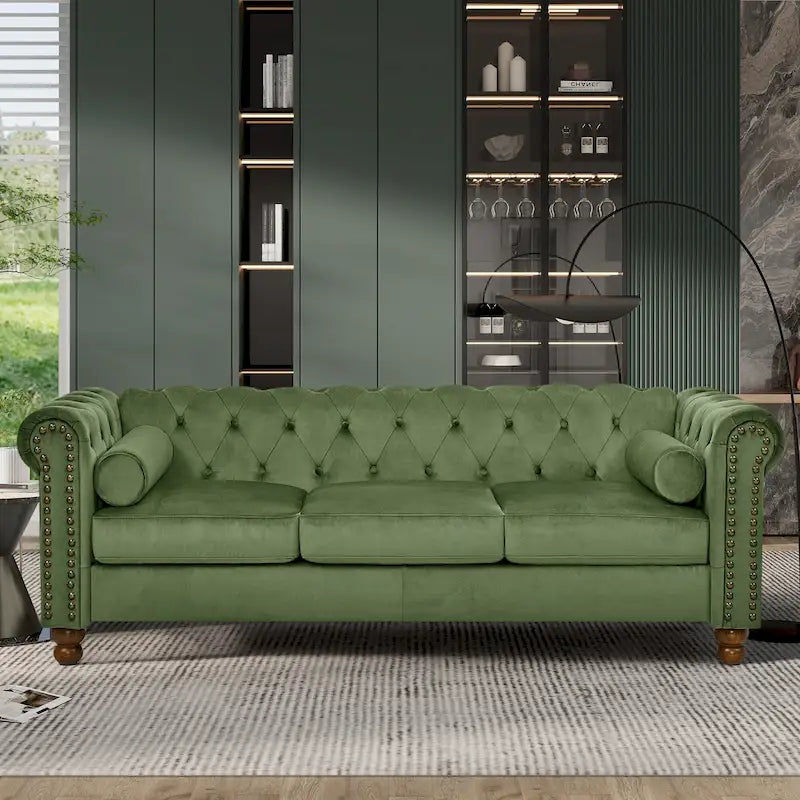 Canapé 3 places Chesterfield en velours vert, capitonnage et accoudoirs volutes