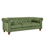 Canapé 3 places Chesterfield en velours vert, capitonnage et accoudoirs volutes