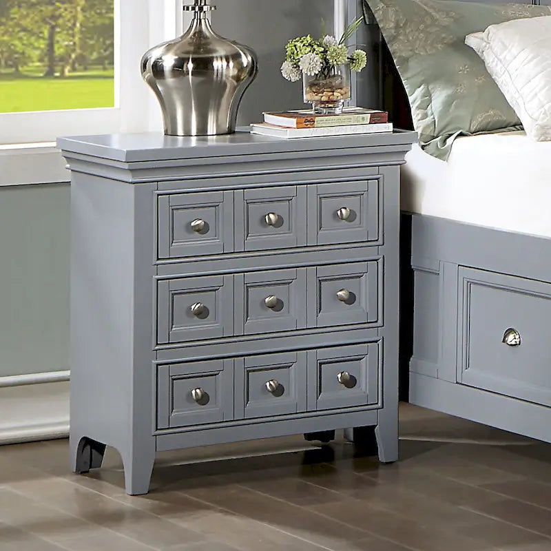 Table de chevet Saer Transitional gris en bois à 3 tiroirs par Furniture of America
