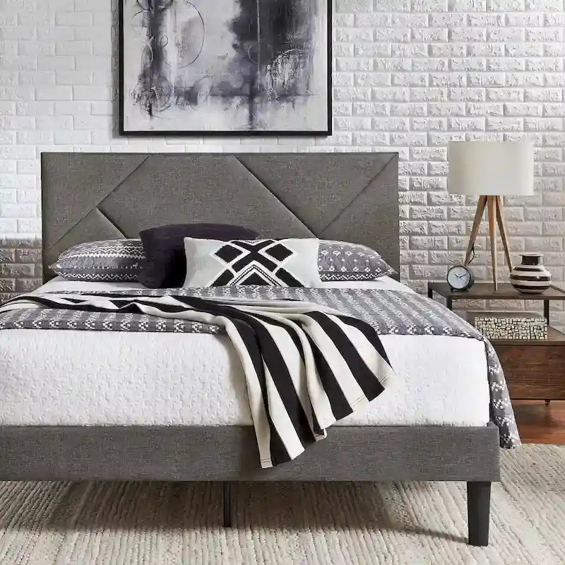 Lit plateforme rembourré Allenspark avec tête de lit géométrique par iNSPIRE Q Classic