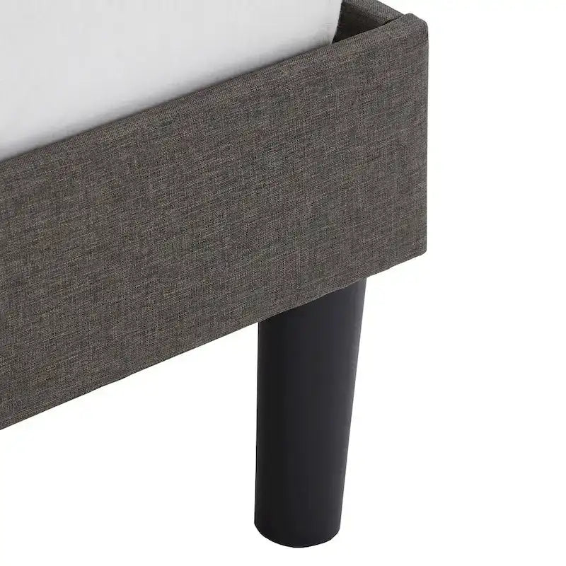 Lit plateforme rembourré Allenspark avec tête de lit géométrique par iNSPIRE Q Classic