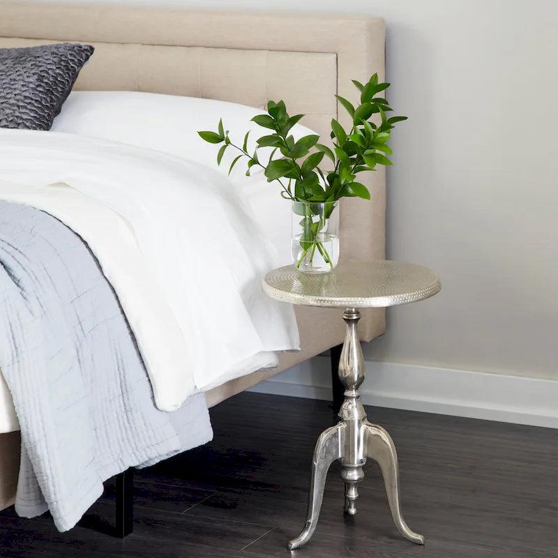 Petite table d'appoint tourbillonnée en aluminium avec plateau martelé et pieds à volutes – Argent – Roche River Decor – 15 larg. x 15 long. x 22 haut.