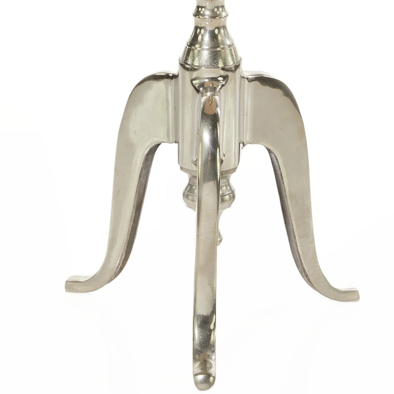 Petite table d'appoint tourbillonnée en aluminium avec plateau martelé et pieds à volutes – Argent – Roche River Decor – 15 larg. x 15 long. x 22 haut.