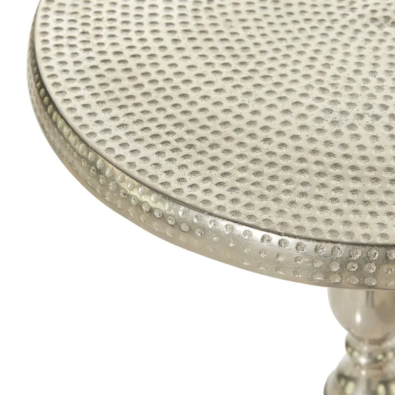 Petite table d'appoint tourbillonnée en aluminium avec plateau martelé et pieds à volutes – Argent – Roche River Decor – 15 larg. x 15 long. x 22 haut.