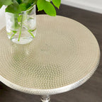 Petite table d'appoint tourbillonnée en aluminium avec plateau martelé et pieds à volutes – Argent – Roche River Decor – 15 larg. x 15 long. x 22 haut.