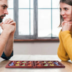 Jeu de plateau en bois pliable d'acajou Mankala GSE avec pierres de verre multicolores et sac de rangement