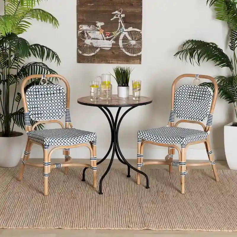 Chaise de bistrot Luciana en rotin naturel, tissage bleu et blanc de style français moderne