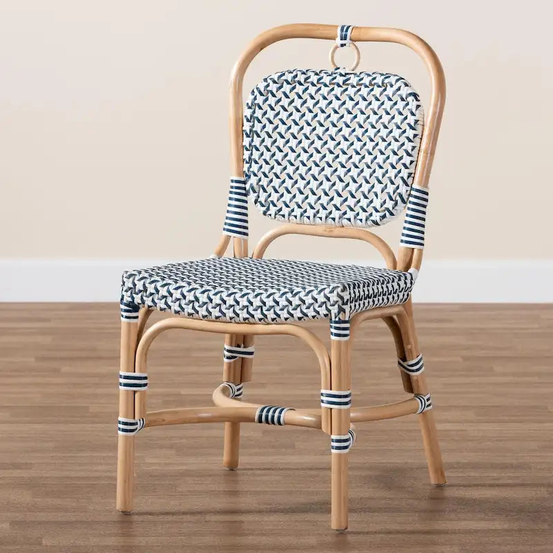 Chaise de bistrot Luciana en rotin naturel, tissage bleu et blanc de style français moderne