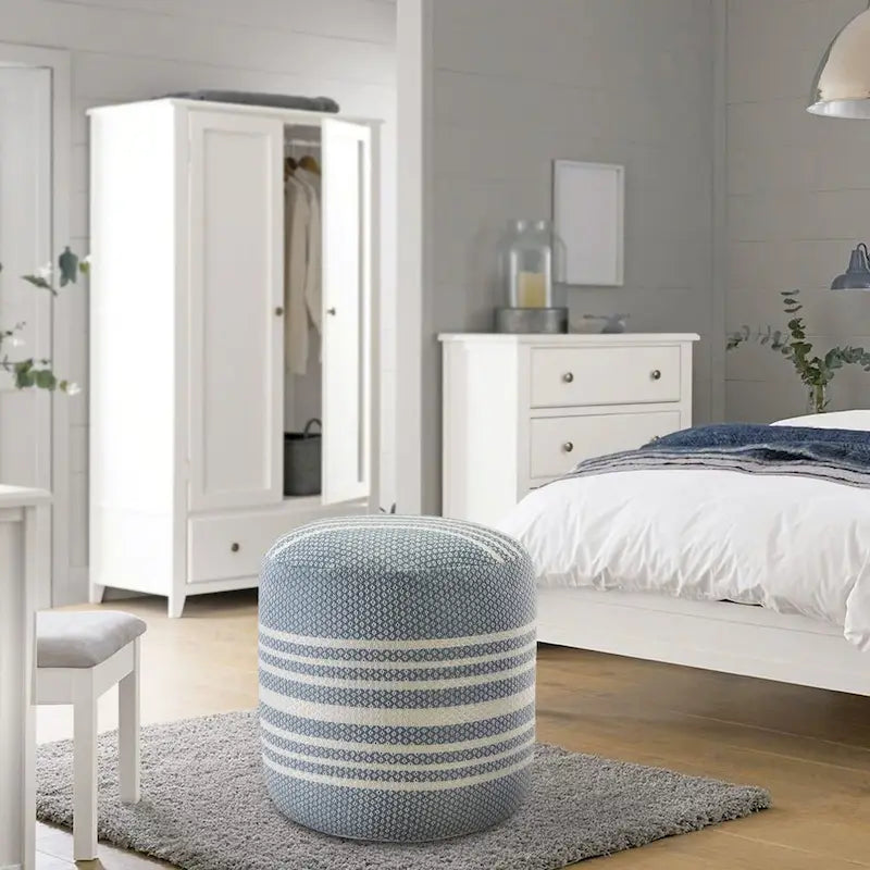 20 poufs ronds rayés bleus et blancs