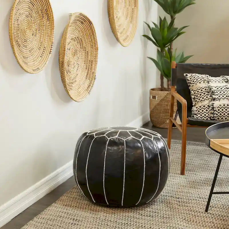 Pouf marocain en cuir floral avec surpiqûres blanches - Noir ou marron clair - Roche River Decor