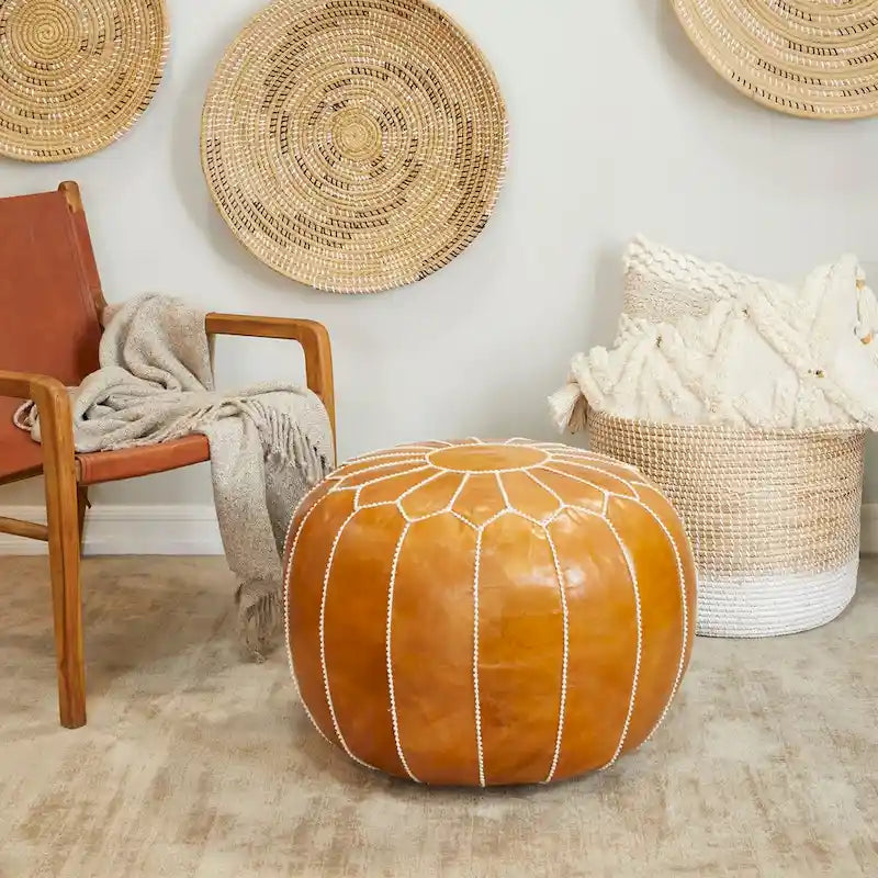Pouf marocain en cuir floral avec surpiqûres blanches - Noir ou marron clair - Roche River Decor
