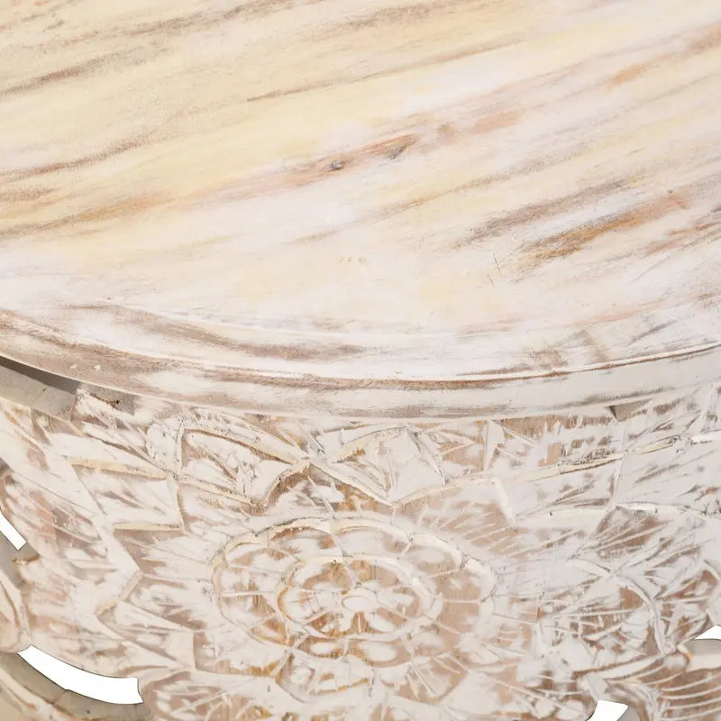 Table basse Alina en manguier sculpté à la main, motif floral ajouré, finition blanc vieilli, 33 po