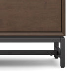 Meuble TV/média industriel moderne WYNDENHALL Devlin en bois massif de 183 cm de large, couleur noyer brun, pour téléviseurs jusqu'à 80 pouces
