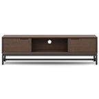 Meuble TV/média industriel moderne WYNDENHALL Devlin en bois massif de 183 cm de large, couleur noyer brun, pour téléviseurs jusqu'à 80 pouces