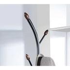 Porte-manteau sur pied moderne en métal noir et noyer pour l'organisation et le rangement de l'entrée