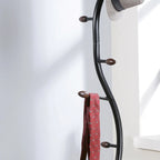 Porte-manteau sur pied moderne en métal noir et noyer pour l'organisation et le rangement de l'entrée